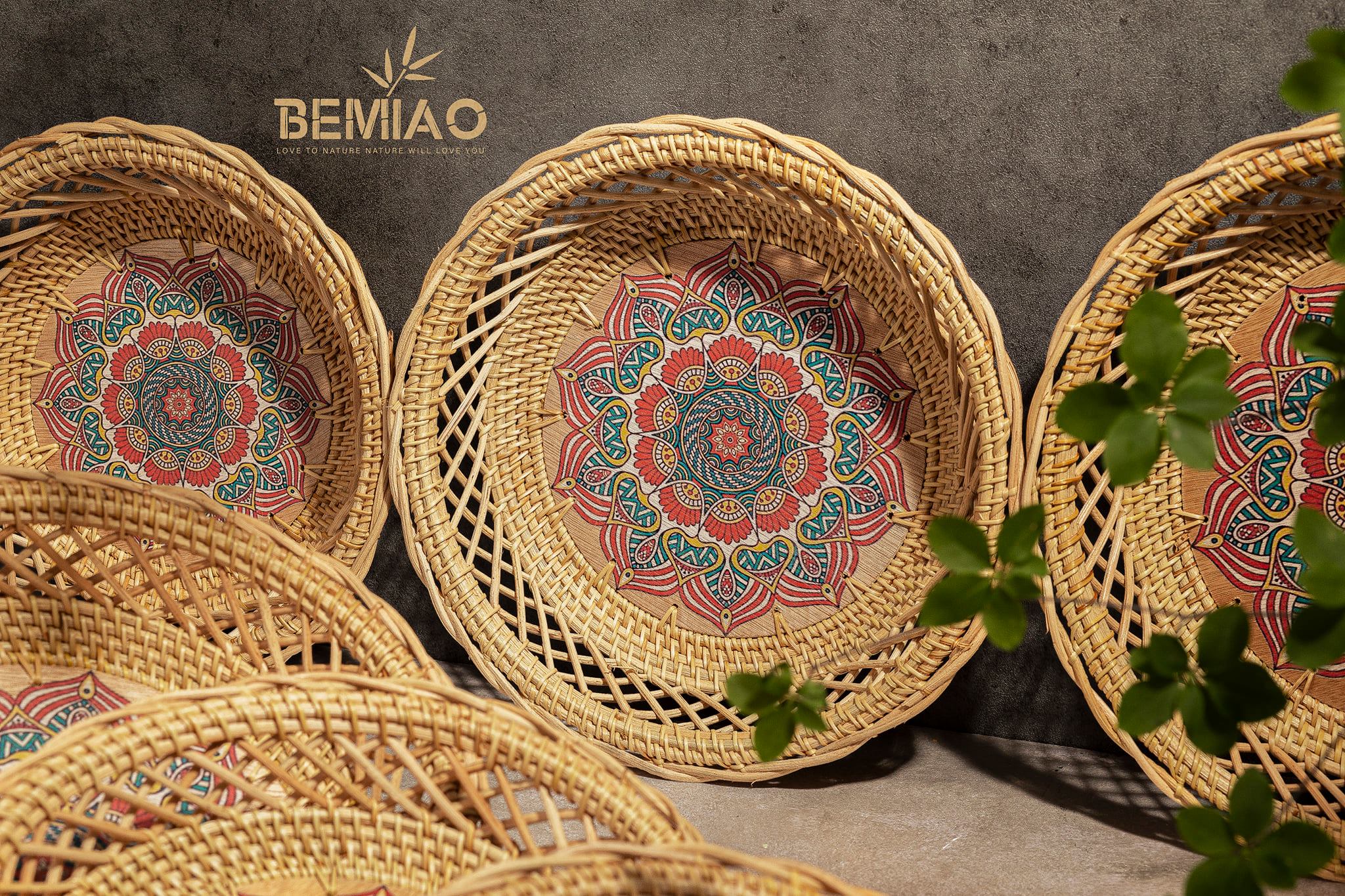 Khay tròn đáy gỗ họa tiết - Round tray with wooden bottom