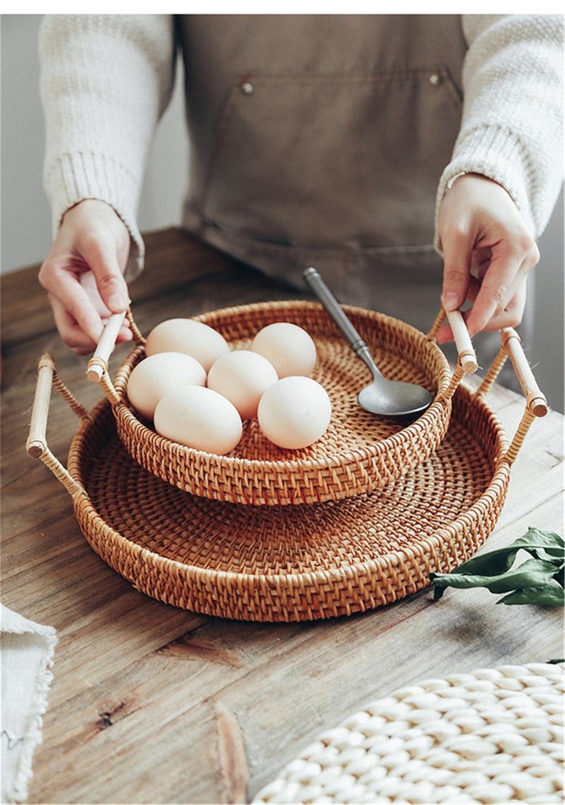 Khay mây tròn có tay cầm gỗ - Round tray with wooden handle